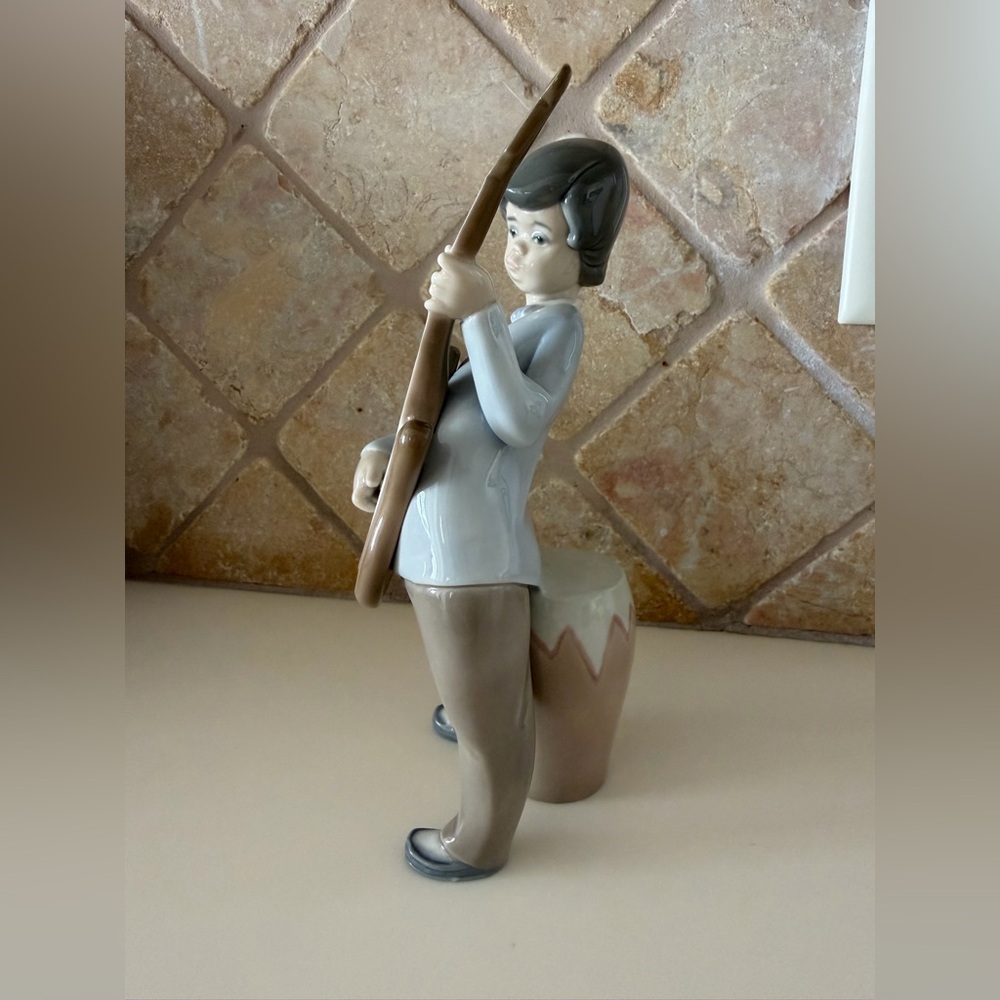 Lladró “Boy with Guitar” Gloss Porcelain Figurine #4614 – Excellent Condition - Picture 2 of 5